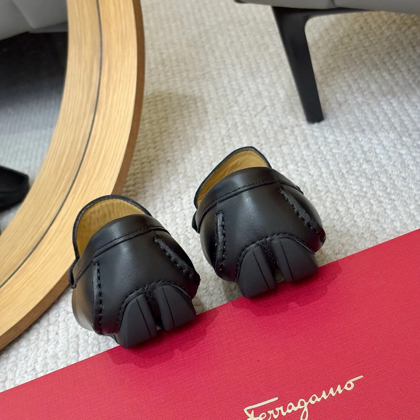 Men's men's shoes 💰420 (Yangli) Ferragamo 〰Ferragamo 2⃣️0⃣️2⃣️5️⃣ New series 👊🏻 Upper 🇮🇹 Italian imported calfskin, original outsole molding. Water-dyed sheepskin lining. The identity of every successful man is set off, and the upper and lower shoes are elegant and stable🚶🏻🚶🏻The high-end custom counter original replica is an eternal classic🔍️Number of codes: 38-46 with counter packaging